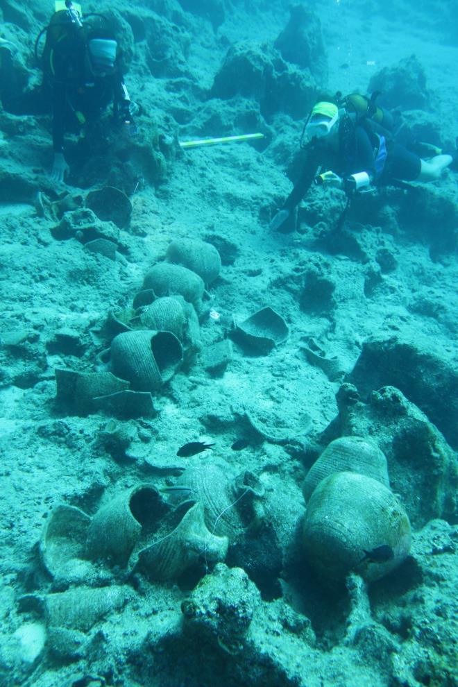 Kumun altında Osmanlı savaş gemisi  <br>  Doç. Dr., "Muhtemelen bir savaş gemisi. Antalya’nın batısında, denizin 40 ile 50 metre derinliğinde ulaştık bu batığa. Neredeyse geminin tüm aksamı duruyor. Sanki bir zaman kapsülü gibi batığın üzerinde her şey donmuş gibi. Araştırmalarımızla neredeyse battığı güne ulaşmak mümkündü. Ahşap aksamı, topları, gülleleri dışında o dönemin teknolojisiyle yapılmış yelken donanımı, suyun içinde kumun altında saklı haldeydi. Gemi ortalama 10-20 santimlik kum örtüsüyle kaplıydı. Kum örtüyü araladığımızda, geminin yelken donanımının tüm orijinal haline ulaşmak mümkün oldu."