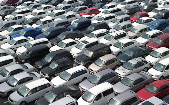 Benzer durumlarla karşılaştıklarını belirten Acar, "Maalesef biz de birkaç defa bu durumlara şahitlik ettik. Aracının kilometre göstergesinde 400.000 yazan bir araçta bile çevirdiklerini de 230.000 gibi bir rakama tekabül ediyor. Tabi insanlar eğilip de bakmıyor, gösterge panelindeki o 237 bin küsur gibi bir rakama dikkat ediyor, yanındaki ‘ml’ yani mil kısmına dikkat etmiyor. Bu şekilde yapılmış çok ticaret oldu ama şimdi biz bunlara dikkat etmek zorundayız. Çünkü verdiğimiz raporda kilometre bilgisini istiyor. Kilometre bilgisi yazılmayan raporlarda TSE, neden kilometre bilgisinin yazılmadığı soruyor, yazılmadığının bir açıklaması yoksa kabul edilmiyor, yani orada onu yazması gerekiyor. Araba alıyorsunuz, kilometre tür kaydına göre düşürülmüş gibi bir sorgulama yapıyorsunuz. Baktığınızda yok ama km yazmasına dikkat etmeleri gerekiyor bazı insanlar mil yazabiliyor, etik değil. Bilmeden alan insan çok oldu, almamasını öneriyoruz" şeklinde konuştu.