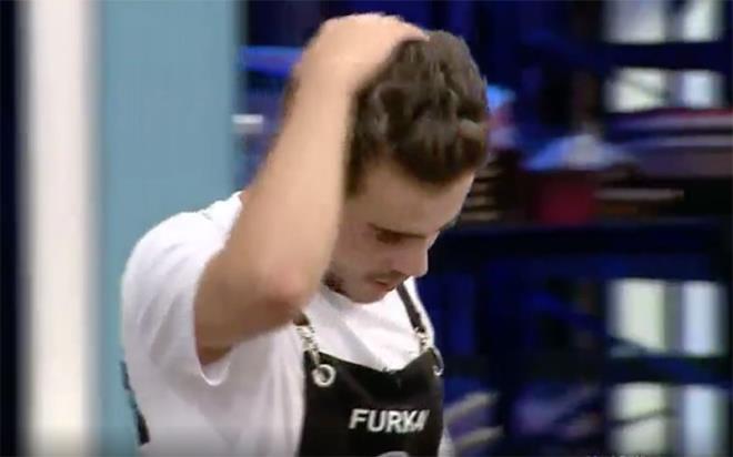 Ağlayarak stüdyodan çıktı  <br>Mehmet Yalçınkaya'dan fırça yiyen Furkan Yalçın o kadar demoralize oldu ki diğer şeflere tabağını tattırmadan alıp tezgahına gitti. Orada ağlayan Furkan, öfke patlamasının eşiğine geldi. Somer Şef'ten izin isteyen Furkan stüdyodan çıkıp gitti.