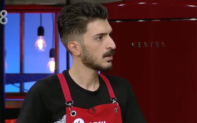 Masterchef'te mavi takımın kaptanı Esra Tokelli'nin kurduğu ekip hata üstüne hata yaptı. Duygu tadım kaşığını iki kez kullandığı için çorbası şefler tarafından alındı. Kırmızı takımda ise büyük hatayı yapan kaptan Arem oldu. Arem de pazı dolmasının içini aynı kaşıkla tadınca ekibine darbe vurdu. Mavi takımda Berker ve Emir'in hazırladığı yemek porsiyon olarak eksik çıkınca kırmızı takım durumu eşitledi. Kazananı belirleyen de tatlı oldu. Hiç tatlıcıya sahip olmayan kırmızı takım mavi takımda sütlaç tatlısını yapan Furkan'ı yendi.
