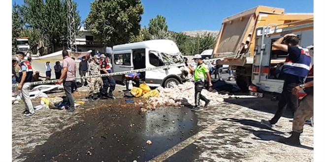 Can pazarı: Yolcu minibüsü hafriyat kamyonuna çarptı