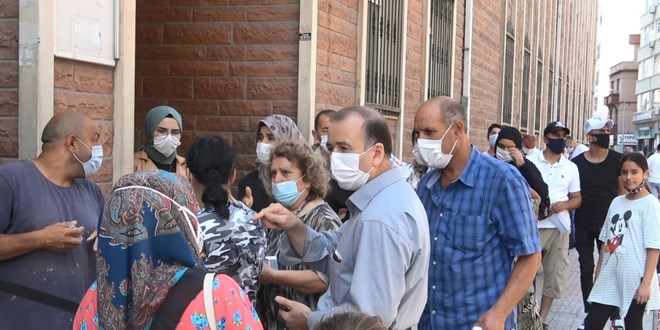 Sosyal mesafesiz 'HES' sırası... Virüse davetiye çıkardılar!