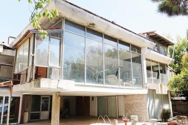 Ancak tüm hissedarların talebiyle yalının satışından vazgeçildi.