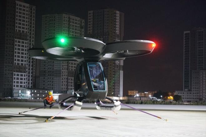 Türk mühendislerinin tasarlayıp ürettiği Cezeri, 230 kilogramlık ön prototip uçuş testlerinde 10 metre havalandı. Adını sibernetik ve robotik ilminin kurucusu, Artuklu Sarayı’nın başmühendisi Cizreli Müslüman bilim insanı El Cezeri'den alan Cezeri Uçan Araba, böylelikle kavramsal tasarımla başlayan çalışmaların ardından 1,5 yıl içinde ilk uçuşunu gerçekleştirmiş oldu.