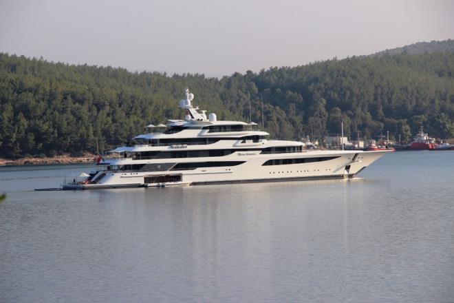 14 kişiyi ağırlama kapasitesine sahip yatın mürettebatı ise 22 kişiden oluşuyor.