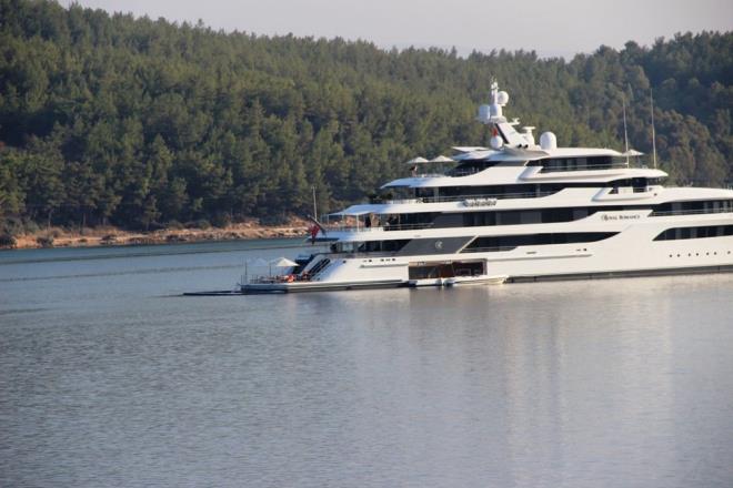 2015 yılında denize indirilen, içinde sinema salonu, yüzme havuzu, spa, spor salonu, gibi birçok özelliği barındıran yat, 93 metre uzunluğunda 15 metre genişliğinde.