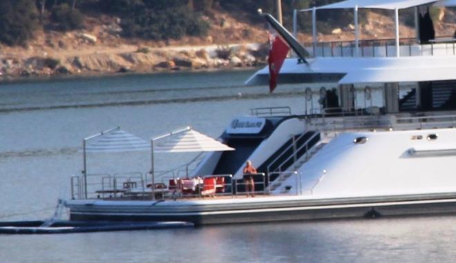 Yat içinde birbirinden lüks 7 kabine sahip. Yatta ayrıca helikopter pisti de mevcut.