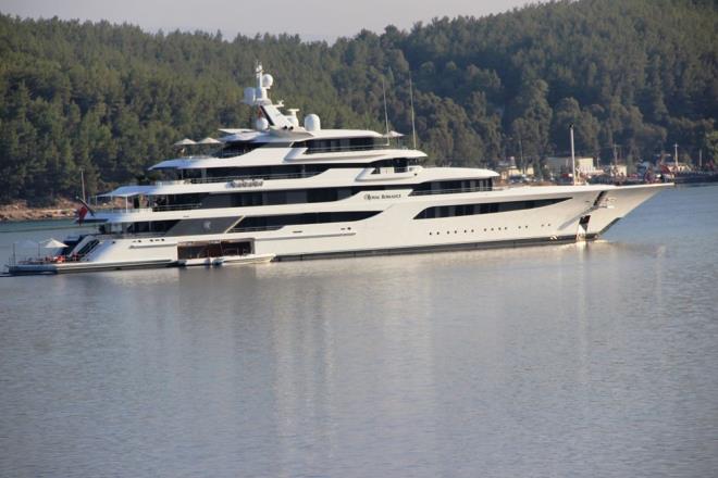 Dünyanın en büyük mega yatlarından biri olan, yaklaşık 800 milyon dolar değerindeki Royal Romance isimli lüks yat Bodrum’a demir attı.