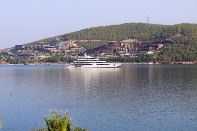 Cayman Adaları bayraklı olan yatın içerisinde iddiaya göre İngiliz kraliyet ailesinin olduğu öne sürüldü. Yatın içerisinde mürettebatın hummalı bir çalışma içerisinde olması da dikkatlerden kaçmadı.