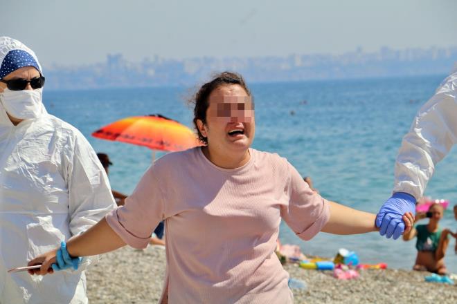 Antalya’da korona virüs şüphelisi kadın, çocuğuyla birlikte Konyaaltı Sahili’ne gelip, ‘hastayım, ölmek istemiyorum’ diyerek iddiaya göre etrafa tükürmeye başlayınca ortalık bir anda karıştı. Polis tarafından etrafına şerit çekilip kontrol altına alınan kadının Covid-19’dan dolayı evde izolasyon kaydı bulunduğu ortaya çıktı. Kadın ve çocuğu sağlık ekipleri tarafından ambulansla hastaneye götürüldü.