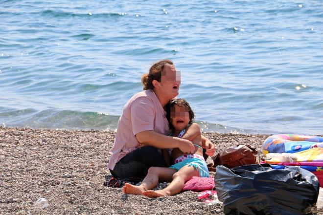 Sık sık çakıl taşlarını avuçladı  <br>Bu sırada yanındaki çocuğuna sarılıp sürekli “Allah’ım yeter artık. İnsanlar ölmesin ne olur" diye bağıran Dilek M.’nin sürekli çakıl taşlarını eline alarak avuçladığı gözlendi. Bir süre sonra olay yerine gelen sağlık ekipleri, Dilek M.’yi sakinleştirerek ambulansla hastaneye kaldırdı.