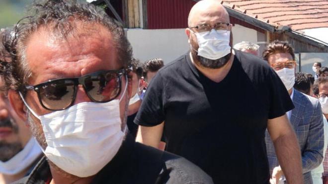 Çelenk istememişti: “Babamı, arkadaşımı, büyük çınarımı kaybettim. Dua istiyorum hepinizden” mesajıyla babasının vefatını duyuran Mehmet Yalçınkaya, babasının cenazesi için çelenk gönderilmemesini, bunun yerine, Mehmetçik Vakfı'na bağışta bulunulmasını rica etmişti.