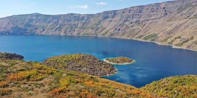 'Yeryüzü cenneti' Nemrut Krater Gölü sonbahar renklerine büründü
