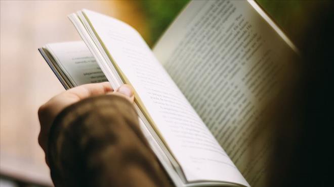 Okul öncesi dönemde uyumadan önce içinde günlük hikâyelerin olduğu kitapları tercih etmeniz ise çocukların sorularının cevaplarını bulmalarını sağlayacaktır.Çocuğunuz ile kütüphanelere ya da kitap fuarlarına gidip onların kitaplar ile kaynaşmasını sağlayabilirsiniz.
