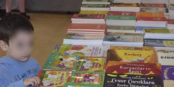 Evlerde özel okuma köşesi belirlenebilir, çocuk orada istediği zaman ‘kitap okuma saati’ etkinliği düzenleyebilmelidir.