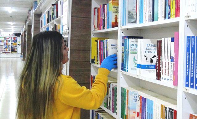 Evde çocuk için de bir kütüphane oluşturulmalı, okuduğu kitapları orada biriktirmesi sağlanmalıdır. Evin diğer bölümlerine de okunması için dergiler yerleştirilip her alanda okuyabileceğinin mesajı verilmelidir. (Banyo, tuvalet, oyun odası, yatak odası…). Günlük bir gazeteye, hem çocuklar hem de yetişkinler için basılan dergilere abone olmak, kitap kulüplerine üye olmak, kütüphaneden düzenli olarak kitap ödünç almak, akrabalarla kitap değiş tokuş yapmak gibi yaklaşımlar okuma alışkanlığında oldukça önemlidir.