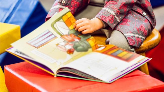 Henüz daha bebekken dinleyerek ya da dokunarak öğrenebilirler. Bu şekilde piyasada birçok kitap mevcuttur. Hem dil gelişimi hem de kaliteli vakit geçirirken kitabı sevmesi açısından oldukça uygun kitapları satın alabilirsiniz.
