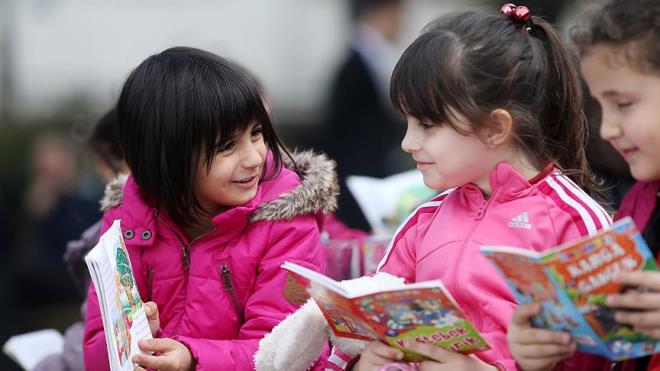 Çocuğunuz ile kütüphanelere ya da kitap fuarlarına gidip onların kitaplar ile kaynaşmasını sağlayabilirsiniz.<BR>Çocuğun okuduğu kitap hakkında sizinle sohbet etmesine olanak sağlayarak okuma alışkanlıklarına katkıda bulunabilirsiniz.  <BR>Çocuğun okuduğu kitap ile yakından ilgilenip kitap hakkında sorular sorabilirsiniz. Bu hem onların hoşuna gider hem de iletişim becerilerini arttırır.