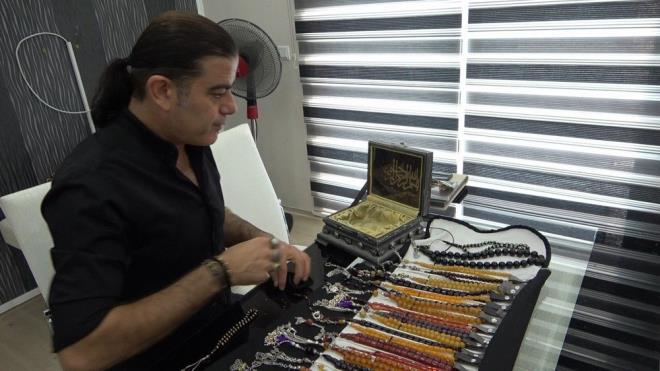 Müzisyen Efe Güngör, “Benim daha da önce tesbih koleksiyonum vardı. Özellikle son aldığım koleksiyon maddi ve manevi değer anlamında çok özel bir koleksiyon oldu. Bu çok özel bir hastalık. Rahmetli babamdan sonra çok özel parçalar ve tesbihler kaldı. Ben babamın adını yaşatmak amacına son 5 yıldır çok yoğun bir şekilde tesbihe ilgi ve alakam çok arttı. Dolayısıyla gittiğim her yerde özel bir şey bulduğum vakit mutlaka kaçırmam alırım. Bu seferde her zaman olduğu gibi Denizli’de çok güzel bir koleksiyon sahiplendim. Bundan dolayı da çok mutluyum. Benim için her biri bir birinden değerli. Hastalık boyutuna geldi artık diyebilirim. Aldıkça alıyorum, inanılmaz geniş çeşit ve baya bir zenginleşti” dedi.