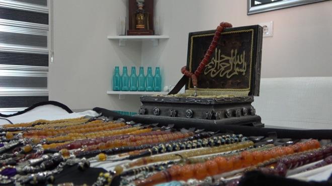 Denizli’de yaşayan müzisyen Efe Güngör, vefat eden babasının çok öncelerden gelen tesbih merakını devam ettirerek tesbih koleksiyonu yaptı.