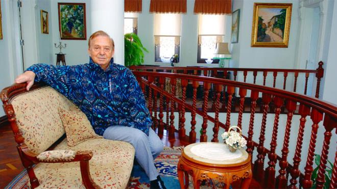 Dursunoğlu’nun 2 mirasçısı vasiyet okunurken yer almadığı için 24 Aralık’ta ikinci bir celse daha düzenlenecek. Vasiyet okunduktan sonra vasiler itirazda bulunmazlarsa mal varlığının dağıtımı gerçekleşecek.