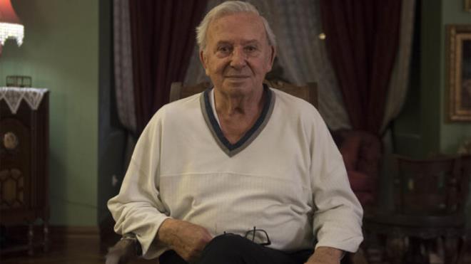 CİPİNİ YARDIMCISINA<BR>  Ünlü sanatçı, yeğeni Güliz Buyrukbilen’e ise evinde yer alan şahsi eşyalarını miras bırakırken yardımcısı Ümit Yazıcı’ya kullandığı Land Rover marka cipini vasiyet etti.