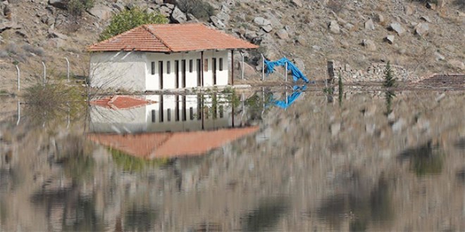Tarihi hamam, baraj sularına gömüldü
