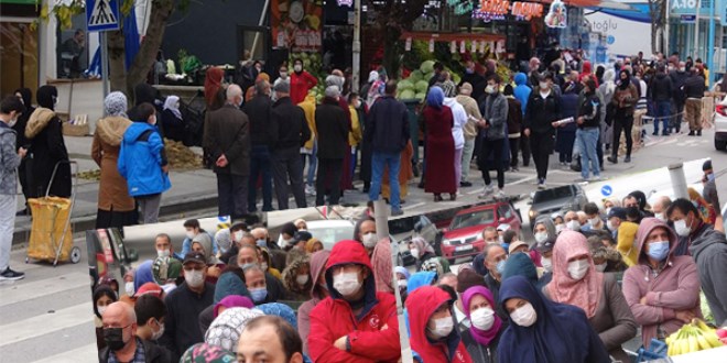 İndirimi duyan koştu: Fiziki mesafe hiçe sayıldı