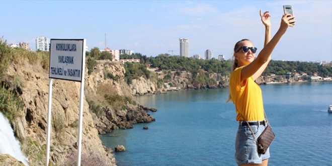 Fotoğraf çekinmek için hayatlarını tehlikeye atıyorlar
