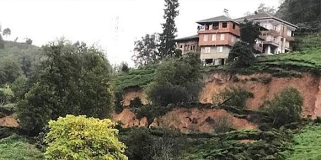 Heyelan: 3 ev boşaltıldı