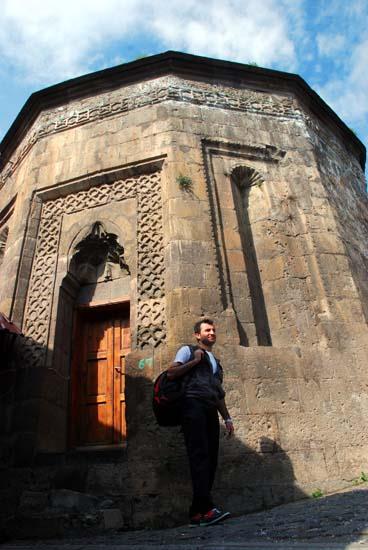 Mezarlıkta 12. asır başından 16. asra kadar tarihlenen mezarlar bulunmakta. Taşlar, ölçü ve içerik bakımından birer anıt karakterinde olup sanat ve kültür tarihi açısından önemli belge konumundadır.