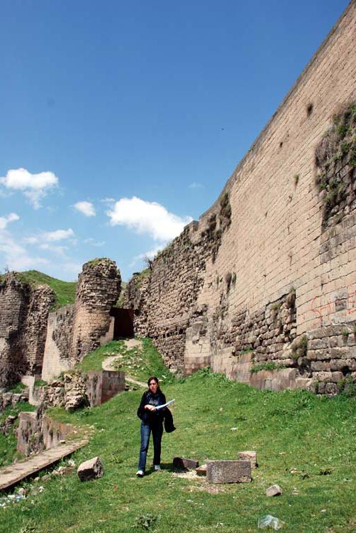 Tarihi dokusunun halen yaşatılmaya çalışıldığı kent merkezinde, M.Ö. 312'de Büyük İskender'in emriyle inşa edilen Bitlis Kalesi ise zaman içinde yapılan çeşitli restorasyonların ardından büründüğü muhteşem görüntüyle halen dimdik ayakta duruyor.
