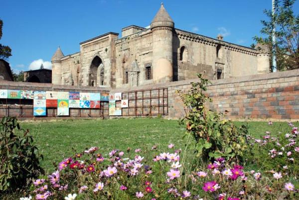 Günümüz mimarisine de esin kaynağı olan İhlasiye Medresesi, süslemeleri ve taş işçiliğiyle Bitlis'in Selçuklu döneminde yaşadığı ihtişamı yansıtırken, Nuhiye, Yusufiye, Şerefiye, Şükriye, Hatuniye, Ahlakiye, Hacı Begiye, Haliliye ve Tağki İslam medreseleri de geçmiş dönemlerde eğitime verilen önemi ortaya koyuyor.