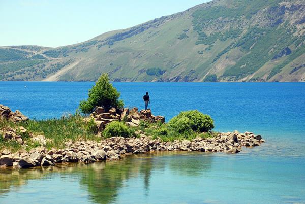 Son yıllarda eteklerine inşa edilen kayak merkeziyle de dikkati çeken Nemrut Kalderası, aynı zamanda rekreatif turizm alanı, foto-safari, seyir tepesi konumu özelliğiyle de önemli bir doğal turizm varlığıdır.