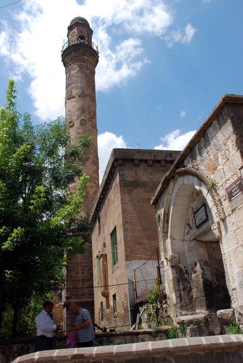 Süphan Dağı başta olmak üzere çok sayıda dağ ve yaylanın bulunduğu kent, ziyaretçilerine tırmanış, doğa yürüyüşü, yamaç paraşütü, mağaracılık gibi turizm faaliyetleri için elverişli imkanlar sunmaktadır.