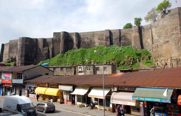 Havası, suyu, sıra sıra dağları, kışın beyaz yazın yeşil doğasıyla adeta bir yeryüzü cennetini andıran kent, Tatvan, Ahlat ve Adilcevaz gibi Van Gölü kıyısındaki ilçeleriyle Türkiye'nin en büyük gölünün tüm nimetlerinden yararlanıyor.