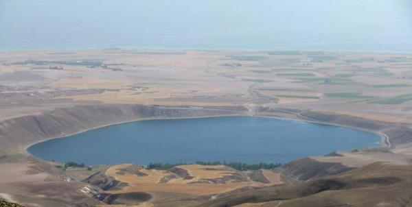 Adilcevaz sınırlarında bulunan Süphan Dağı ile çevresindeki Aygır, Arin ve Nazik krater gölleri de her yıl çok sayıda turisti ağırlıyor.