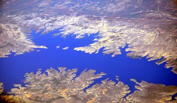 2900 metre yükseklikteki krater alanı içinde iki büyük krater gölün bulunduğu kalderadaki Büyük Krater Gölü, dünyanın sayılı krater gölleri arasında gösteriliyor.Küçük Göl'de ise yer yer sıcak suların kaynadığı ve buhar sızıntılarının çıktığı yarıklar mevcut. Bu sıcak su kaynakları ve buhar sızıntıları, sağlık turizmi açısından büyük potansiyel oluşturuyor.