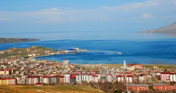 İl turizmi açısından en önemli doğal varlıklardan birisi de Van Gölü'dür.