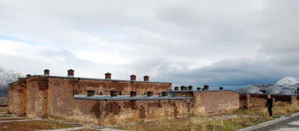 Kentte bulunan onlarca medrese ve bu medreselerde yetişen alimlerin kurduğu dergahlar da günümüzde kentin inanç turizminde önemli yer tutuyor. İpekyolu üzerinde bulunan ve bugün Bitlis-Tatvan karayolunda yer alan El-Aman Hanı, 1502 yılında Van Beylerbeyi Hüsrevpaşa tarafından yaptırılıyor. Büyüklüğü ve mimarisiyle dikkat çeken han, yüzyıllar boyu ipek yolunda ticaret yapan kervanların dinlenmek için uğrak mekanı olmuş.