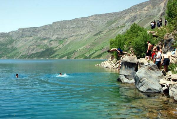 Nemrut Kalderası: Tatvan ilçesi sınırlarındaki Nemrut Kalderası da içinde bulunan buz mağaraları, buhar bacası, gölleri ve şifalı sularıyla görülmeye değer yerlerin başında geliyor.