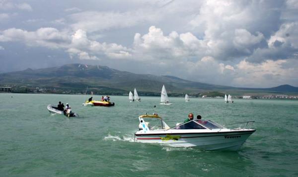 Yarısından fazlası Bitlis sınırları içinde kalan Türkiye'nin en büyük gölü, su sporları ve kıyı turizmine de imkan sağlamaktadır.