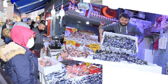 Fiyatı düşen hamsi tezgahları şenlendirdi