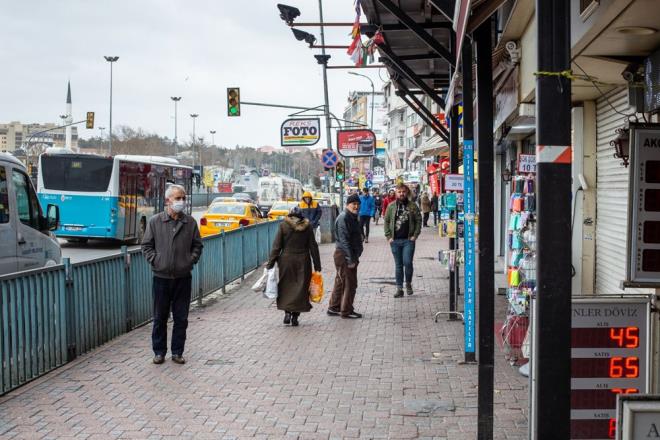KENTSEL YOĞUNLUĞA BAĞLI KIRILGANLIK  Kentsel yoğunluğa bağlı kırılganlık endeksinin oluşturulmasında kentsel nüfus yoğunluğu, AVM sayıları, turistik alan sayısı, kamusal şube sayıları, derslik başına düşen öğrenci sayısı, pazar kurulan gün sayısı, ticari alan göstergeleri kullanıldı. Kentsel yoğunluğa bağlı kırılganlık endeksinin sonuçlarına göre, genel olarak İstanbul’un kent merkezi ve alt merkezlerinde yer alan mahallelerin risk oranları yüksek olarak belirlendi.