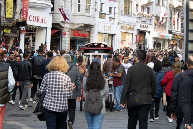 Nüfusun yoğunlaştığı, kentsel hareketliliğin fazla olduğu veya ticaret akışının bulunduğu Bahçelievler, Bağcılar, Esenler, Güngören, Başakşehir, Zeytinburnu, Gaziosmanpaşa ve Sultangazi ilçelerinde yer alan mahallelerin kırılganlıklarının yüksek olduğu kaydedildi. İstanbul’da hizmet sektörünün ve iş alanlarının yoğunlaştığı Avrupa Yakası’nda, kentsel yoğunluğa bağlı risk Anadolu Yakası’na göre çok daha yüksek oldu. Bu sonucu, Avrupa Yakası’nda yer alan bazı ilçelerde açık ve yeşil alan miktarlarının ilçe nüfusuna ve ilçenin büyüklüğüne göre yetersiz durumda olması, konut ve ticaret alanlarının yoğun durumda olması da etkiledi. Kentsel yoğunluğa bağlı kırılganlığın en yüksek olduğu mahalleler ise sırasıyla; Ziya Gökalp(Başakşehir), Karadeniz (Gaziosmanpaşa), İçerenköy(Ataşehir), Şenlikköy (Bakırköy), Hürriyet (Bahçelievler), Şirinevler (Bahçeliever), Soğanlı(Bahçelievler), İsmetpaşa (Sultangazi), Ahmet Yesevi (Pendik), Cevizli (Maltepe) olarak belirlendi.