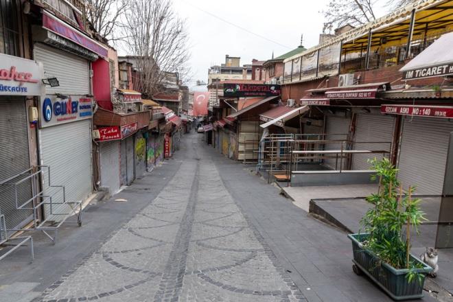MEKANSAL YAYILMA RİSKİ  Zeytinburnu Beştelsiz mahallesinde meknsal yayılma riskine bağlı endeks ile “Hayat Eve Sığar” uygulamasında bulunan mahallelilerin risk seviyeleri haritadaki lejant seviyelerine göre tespit edildi. Mekansal yayılma riskine bağlı endeks, riskli bölgelerde yaşayan nüfusun yoğunluğunun fazla olacağı öngörülüp bu kişilerin salgını çeşitli bölgelerde yayma hızının yükseklik veya düşüklük seviyelerinin hesaplanmasıyla oluşturuldu.