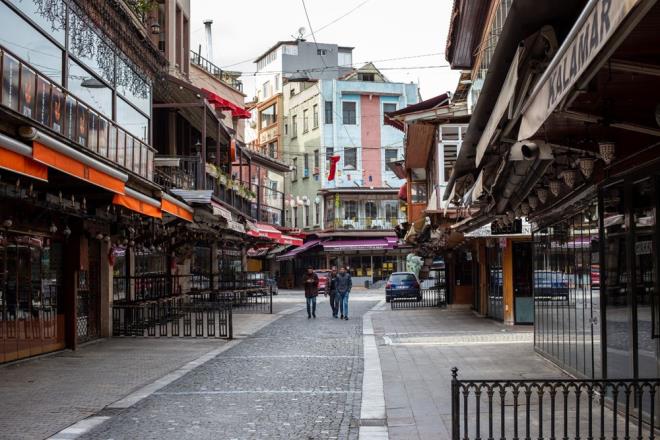 ULAŞIMA BAĞLI KIRILGANLIK  Ulaşıma bağlı kırılganlık endeksinin oluşturulmasında, kırılganlığı ve salgın riskini etkileyen yolculuk sayısı, araçlı yolculuklarda toplu taşıma yolculuklarının payı, durak yolcu yoğunluğu, engelli yolcu sayısı, 65 yaş üstü yolcu sayısı göstergeleri kullanıldı. Ulaşıma bağlı kırılganlık endeksinin sonuçlarına göre, İstanbul’un ana ulaşım akslarında yer alan mahallelerin riskinin yüksek olduğu görüldü.