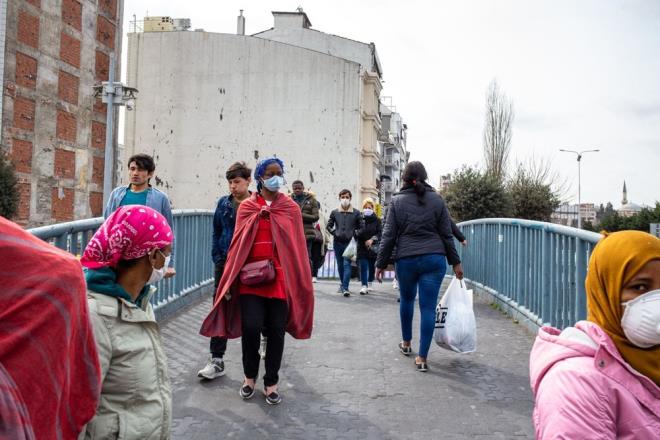 SOSYO-EKONOMİK KIRILGANLIK  Sosyo-ekonomik kırılganlık endeksinin oluşturulmasında, Covid-19 salgın sürecinde, salgın riskini ve kırılganlığı etkileyen hanehalkı büyüklüğü, İBB sosyal yardıma başvuran hane sayısı, banka şube sayısı, kiralık konut fiyat düzeyi, gelir düzeyi, üniversite mezun oranı göstergeleri kullanıldı. Sosyo-ekonomik kırılganlık endeksinin sonuçlarına bakıldığında kırsal nitelikli mahalleler olarak tanımlanan bölgelerin, kent merkezindeki mahallelere göre riskinin yüksek olduğu görüldü.