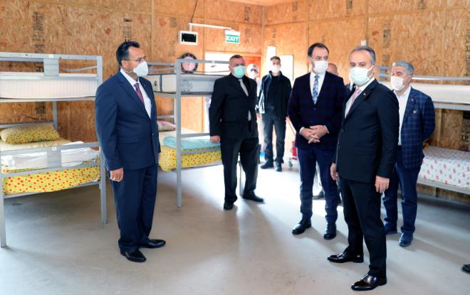 Bursa Büyükşehir Belediyesi’nin önemli sosyal sorumluluk projeleri arasında yer alan ve her yıl kış aylarında kapılarını açan erkek barınma evi, bu kış da parçalanmış hayat hikâyelerinin baş aktörü olan evsiz vatandaşları ağırlıyor. Kimileri yıllarca baktıkları çocukları tarafından sokağa terkedilen, kimileri ise iflas ederek işini kaybetmiş halde sıcak bir yuva özlemiyle sokaklarda yaşayan vatandaşlar, havaların soğumasıyla birlikte Büyükşehir Belediyesi’nin Ürünlü’deki Erkek Barınma Evi’ne gelmeye başladı. Konuklarına üç öğün sıcak yemek, 24 saat sıcak su, sürekli sağlık kontrolü gibi imkânlar sunan Barınma Evi, bu yıl hayata geçirilen ‘Yeni Bir Hayat’ projesi ile çaresiz vatandaşlar için yeni bir umut oldu.