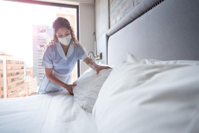 Otel rezervasyonu bulunan kişiler sokağa çıkma kısıtlaması süresi içerisinde özel araçlarıyla seyahat edebilirler mi? <br>  Otel rezervasyonu bulunan vatandaşlarımız konaklama rezervasyonunun başlangıç zamanı ile konaklama tesisine ulaşım süresi içerisinde rezervasyonu olduğunu belgelemek/ibraz etmek kaydıyla herhangi bir izin almaksızın özel araçlarıyla seyahat edebileceklerdir.